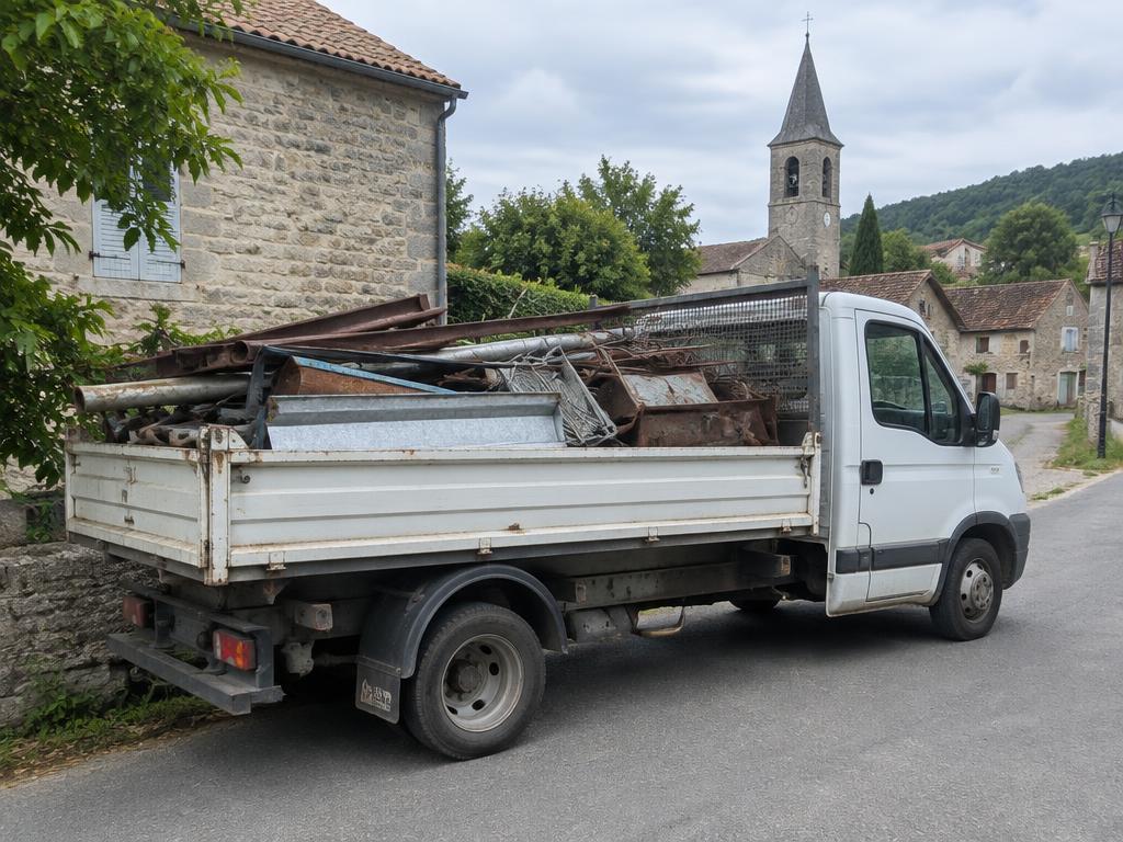 Camion d'enlèvement de ferraille dans un village du Jura